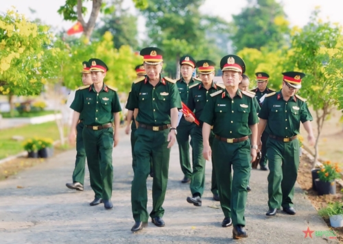Trung tướng Trần Hoài Trung, Chính ủy Quân khu 7 kiểm tra tại Lữ đoàn Phòng không 77
